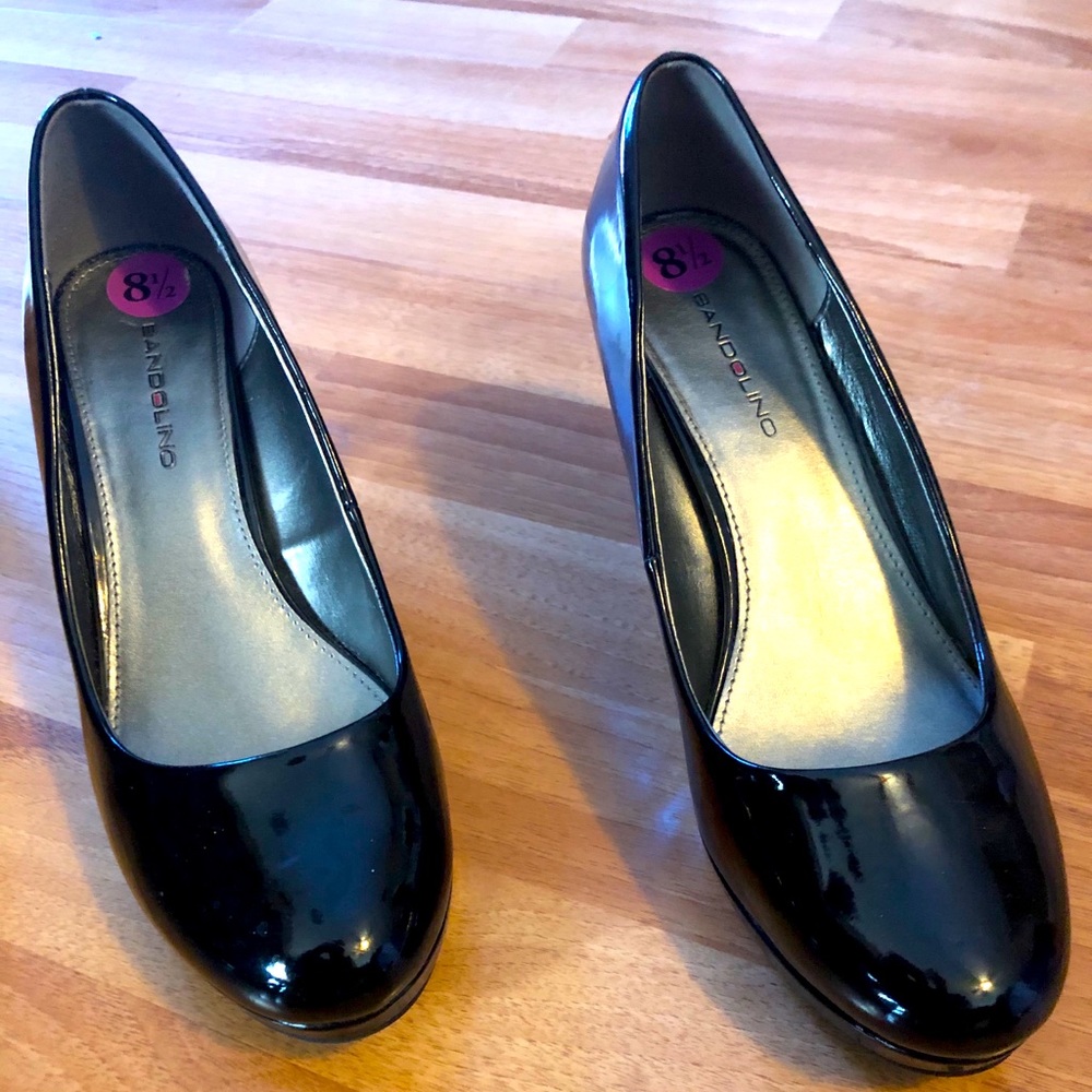 Black pattern leather pumps